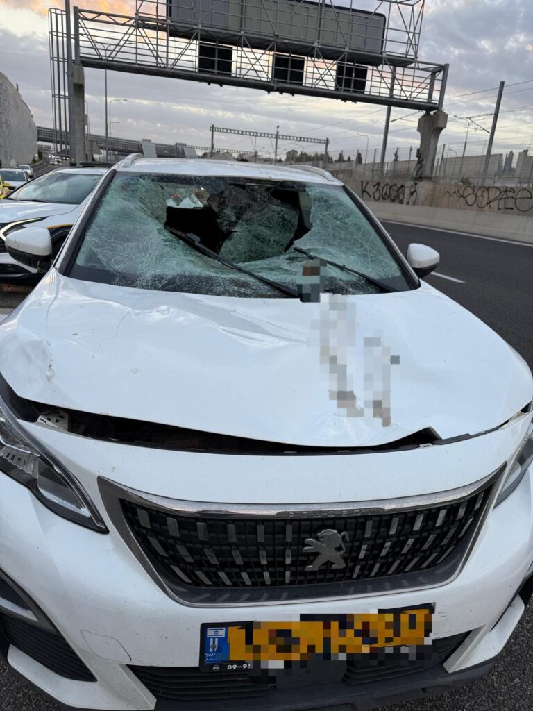 רכבים פגועים בזירה