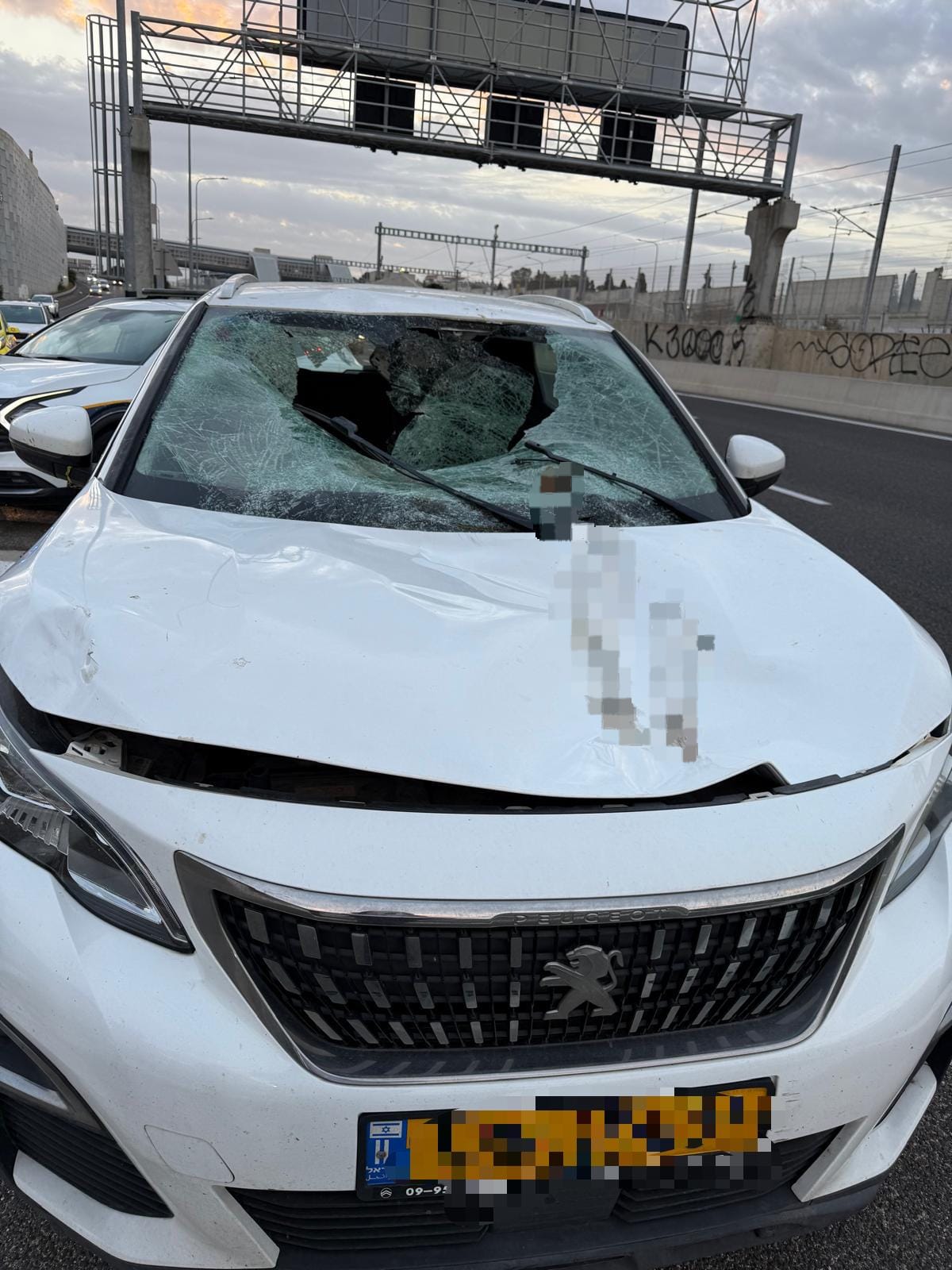 רכבים פגועים בזירה