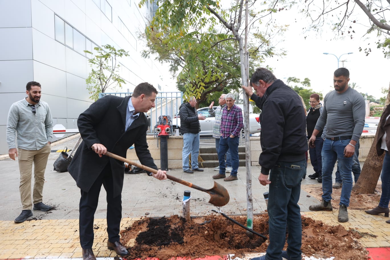 ראש העיר חופר במעדר