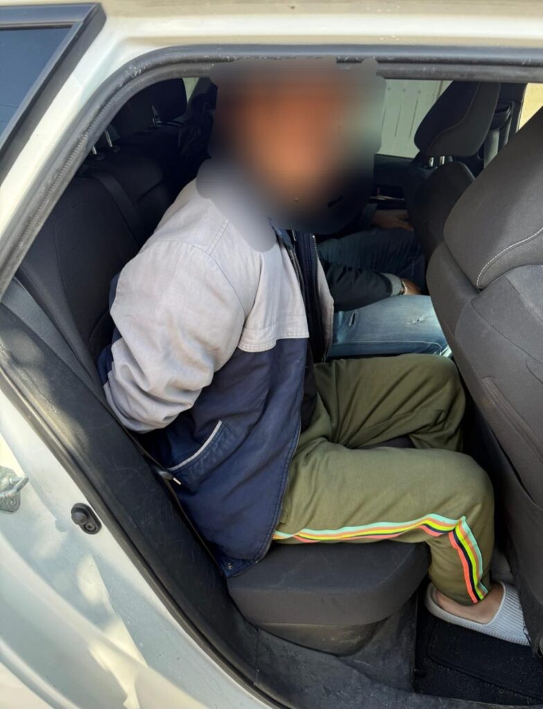 עובד זר ברכב המשטרה באזיקים