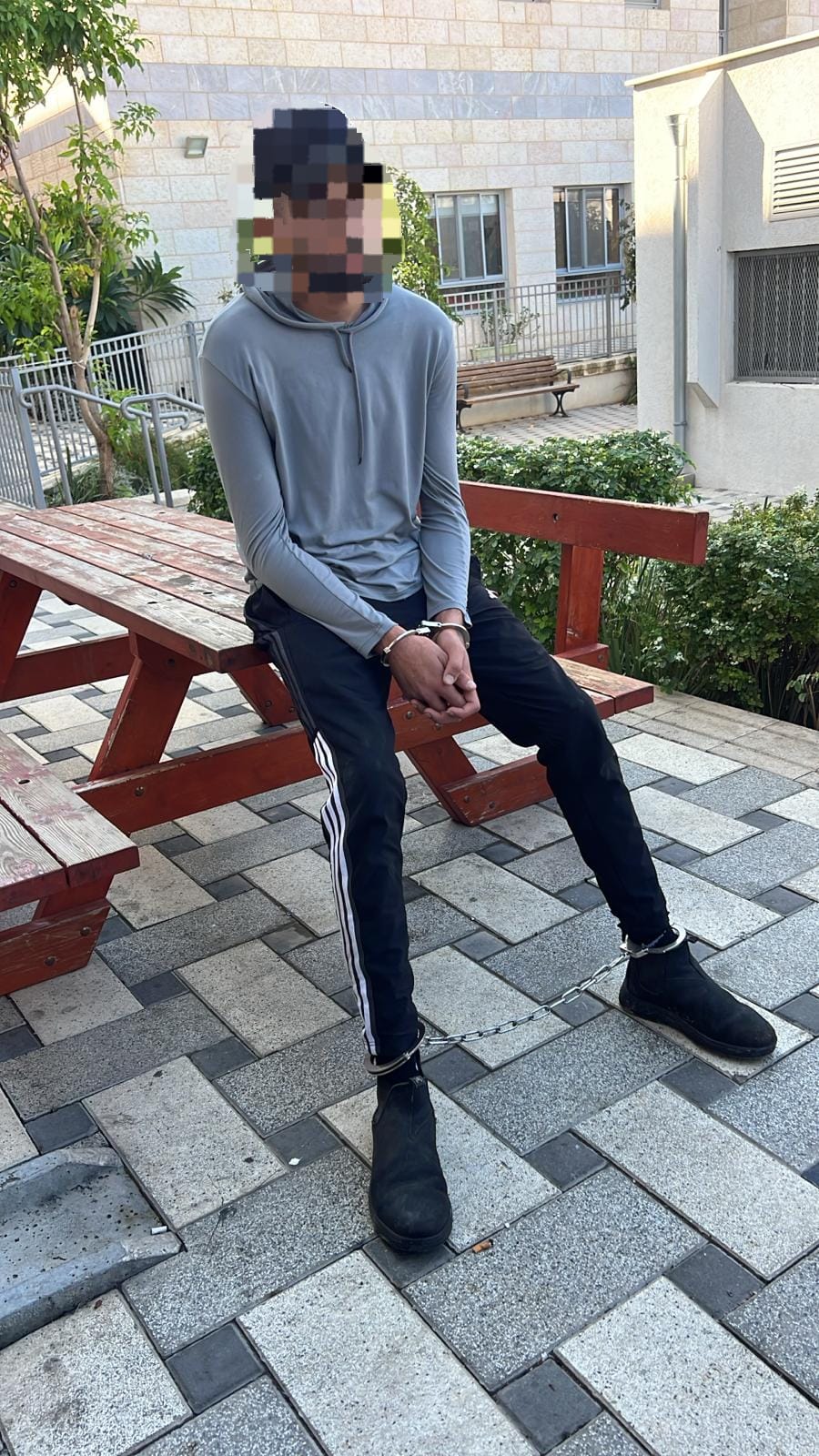 תמונת החשוד אזוק