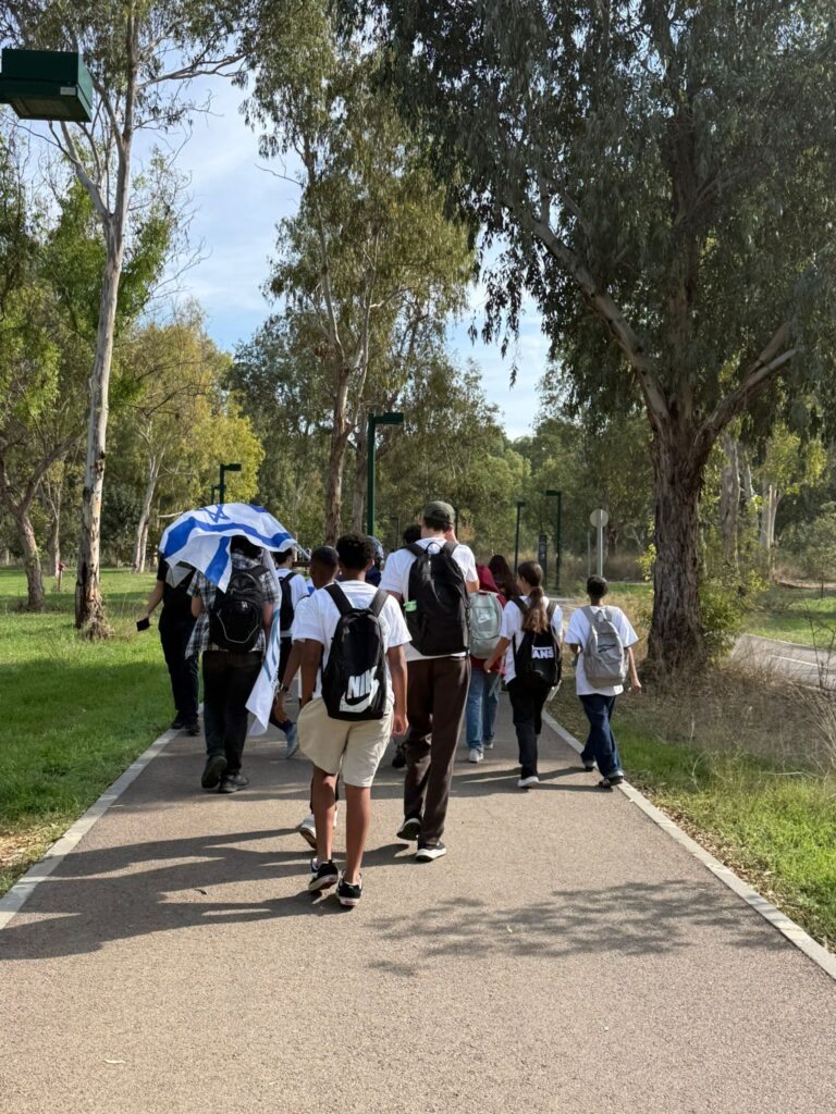 צועדים עם דגל