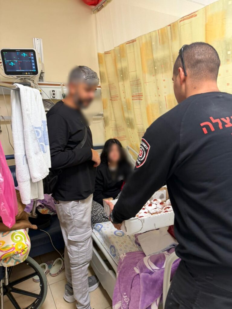 צוות כיבוי והצלה בחלוקת סופגניות