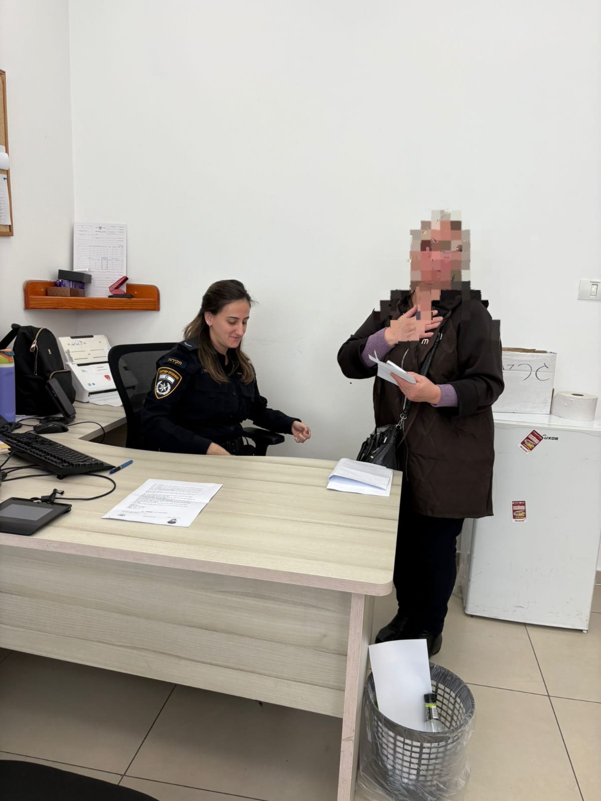 האישה שמחה בתחנת המשטרה