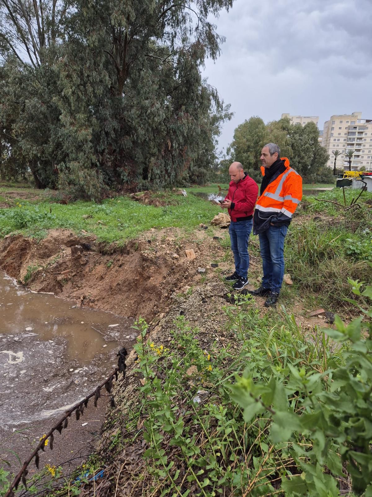 ניר בן חיים ואיש כיבוי והצלה