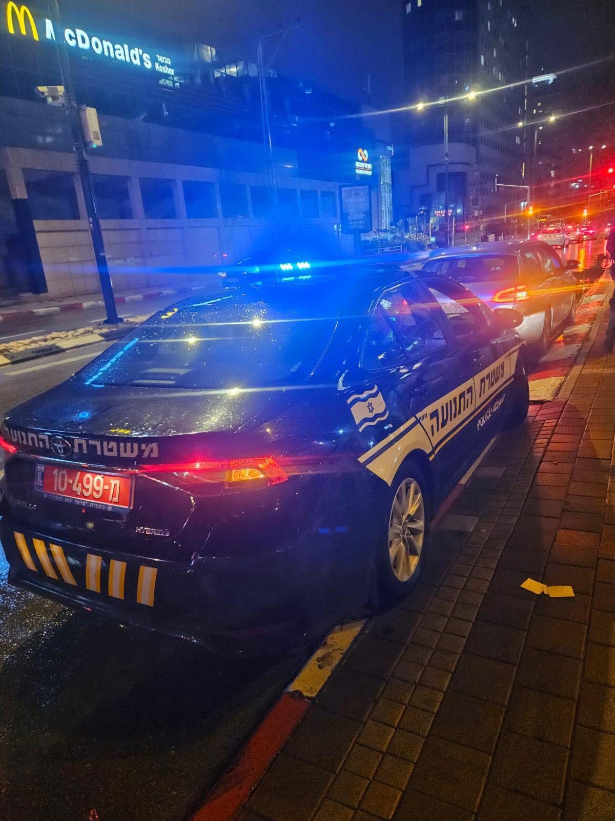 רכב משטרה בצד הדרך