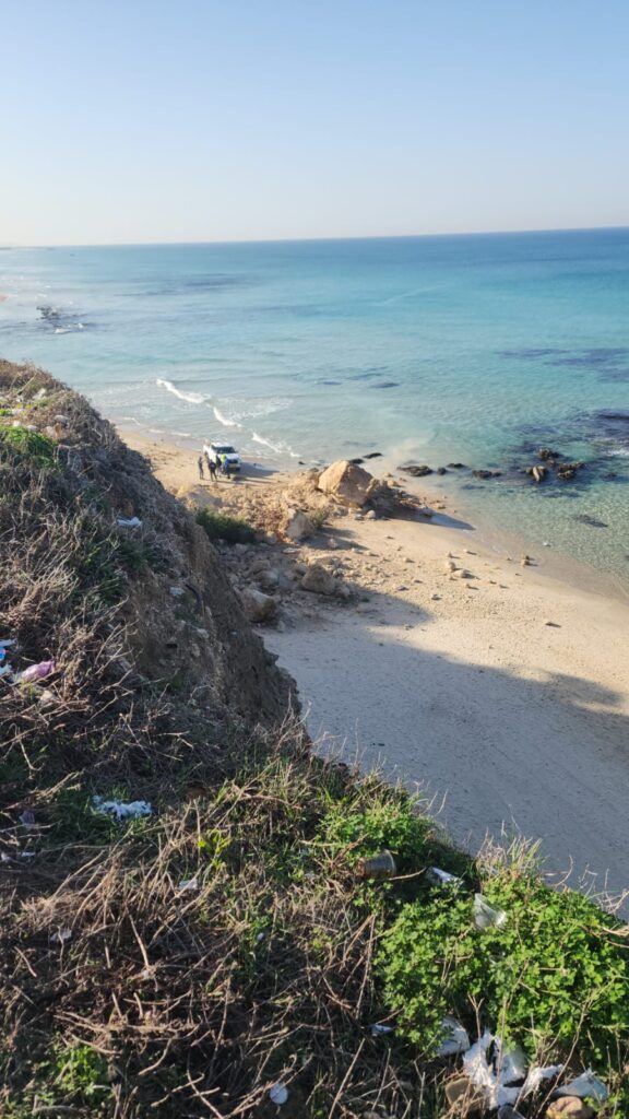 קריסת צוק בחוף