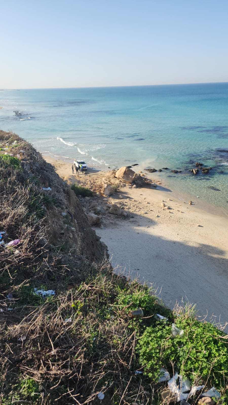 קריסת צוק בחוף