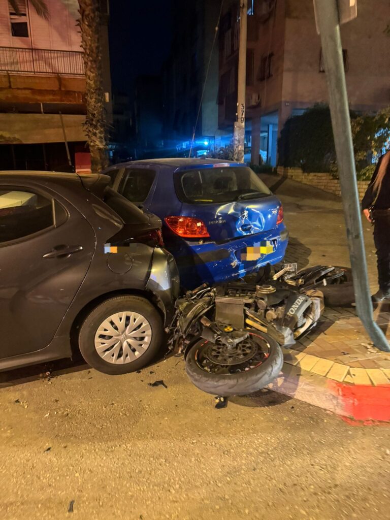 אופנוע לאחר תאונה ליד חניון מכוניות