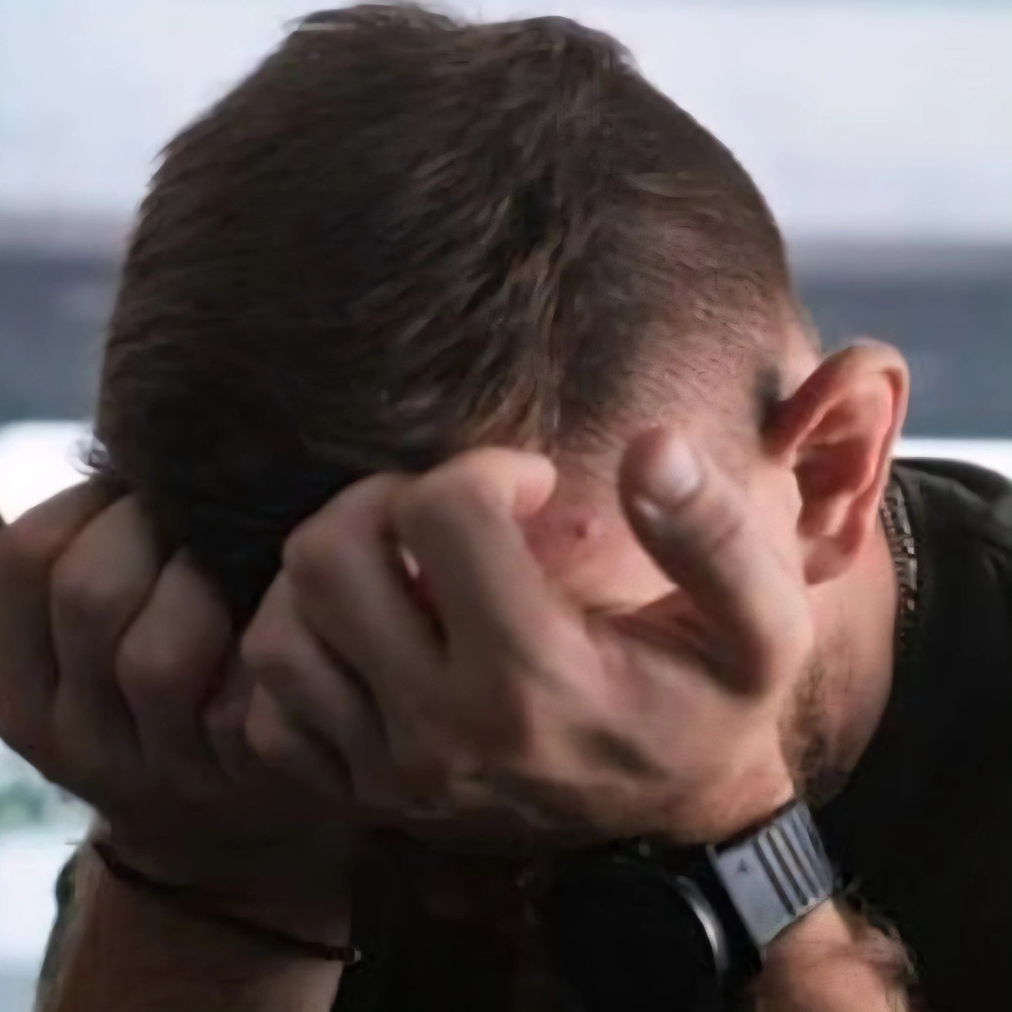 נער עם ידיים על פניו