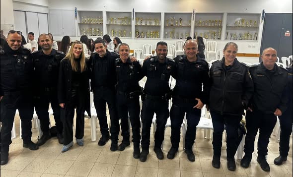 השוטרים יחד בתמונה