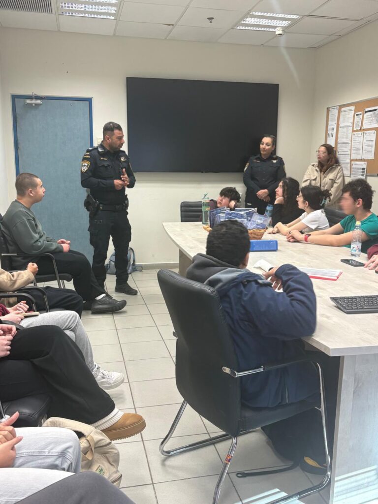 תלמידים ושוטרים