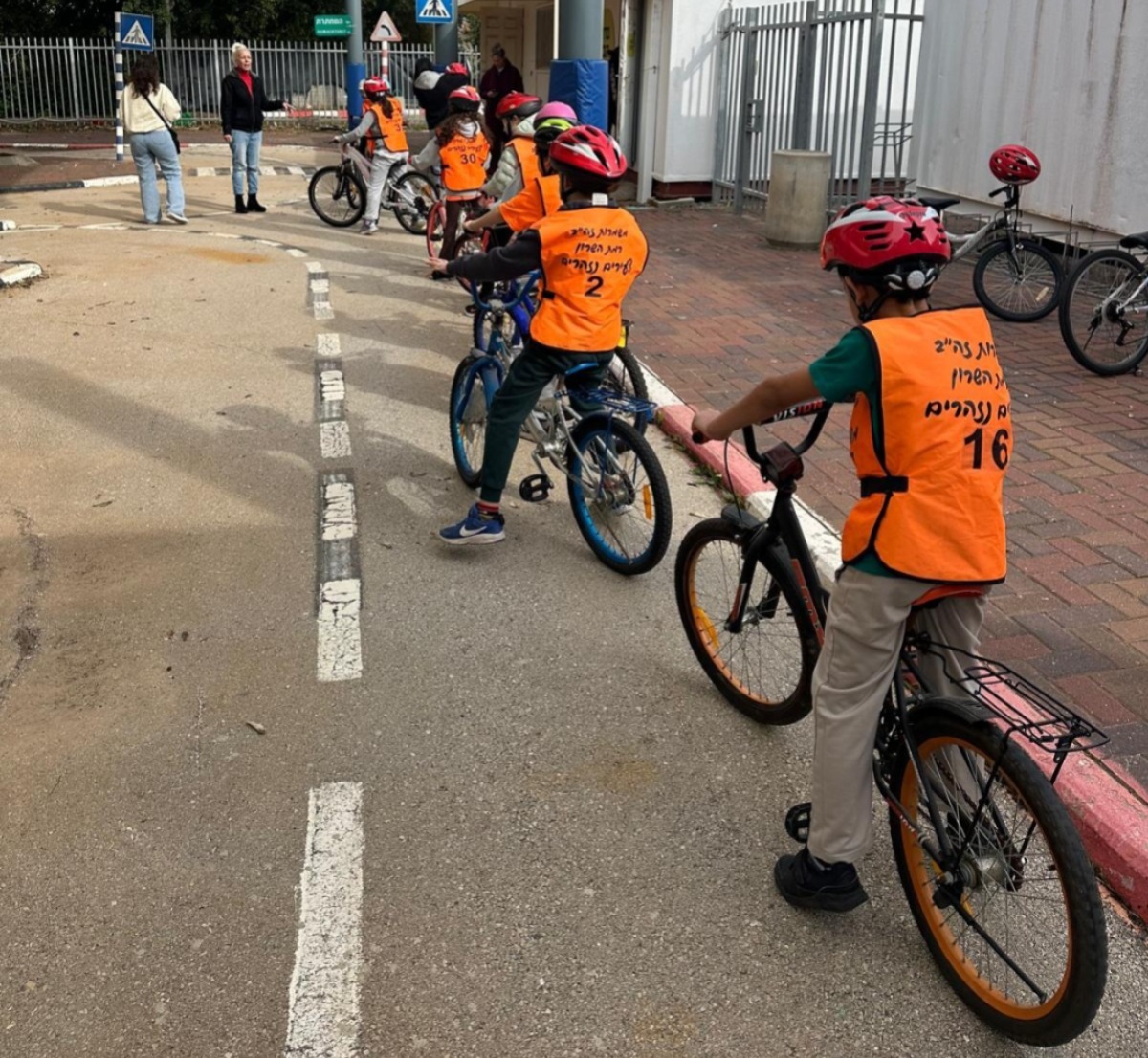 ילדים על אופניים