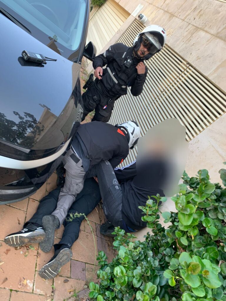 המשטרה עוצרת את הגנבים