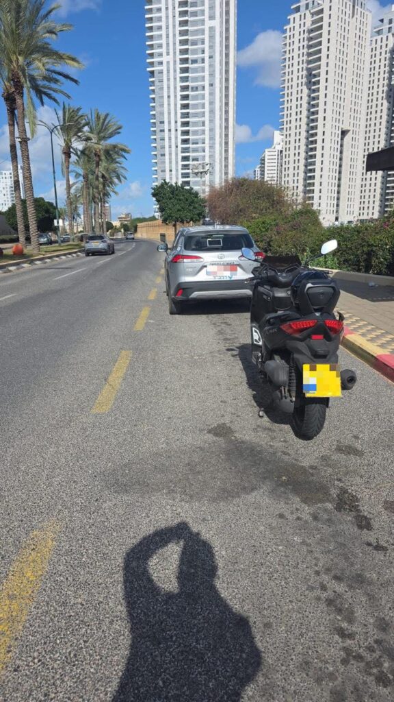 אופנוע בצד הדרך