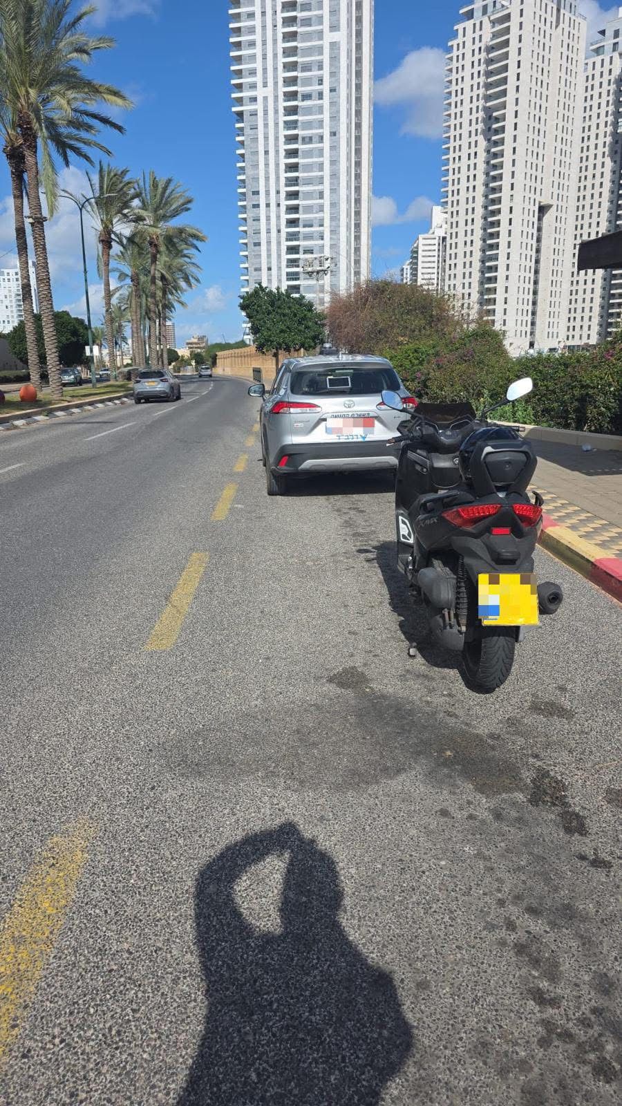 אופנוע בצד הדרך