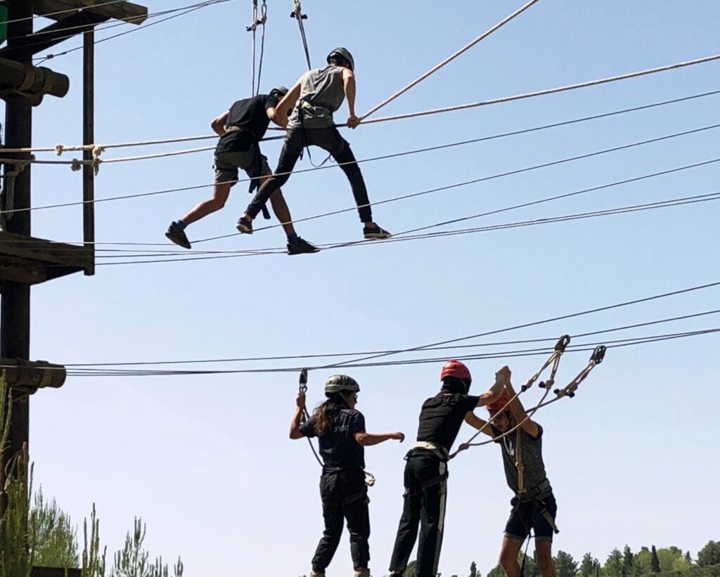 בני נוער בפעילות