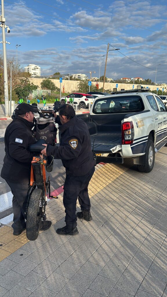 שוטרים תופסים אופנוען שנהג לא חוקית