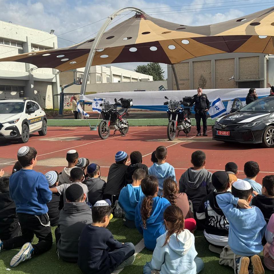 ילדים צופים בכוחות המשטרה בבית הספר
