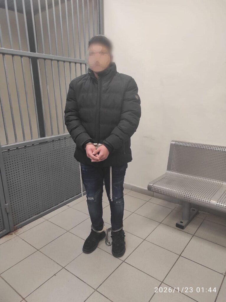 אדם באזיקים