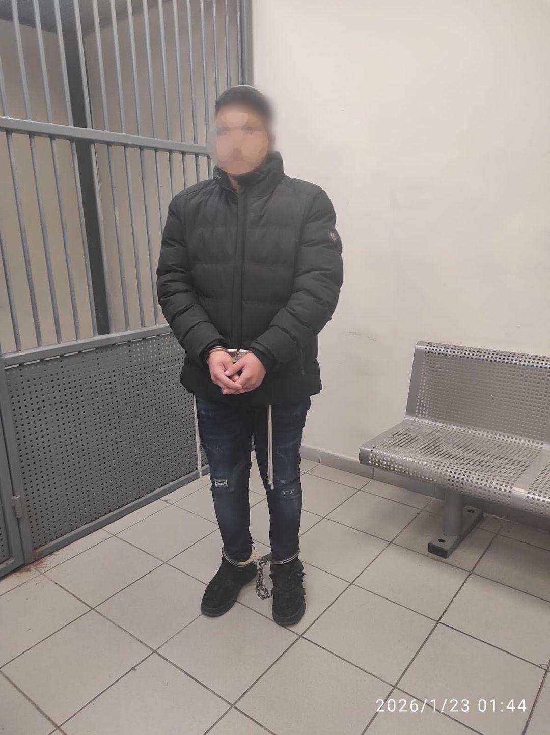 אדם באזיקים