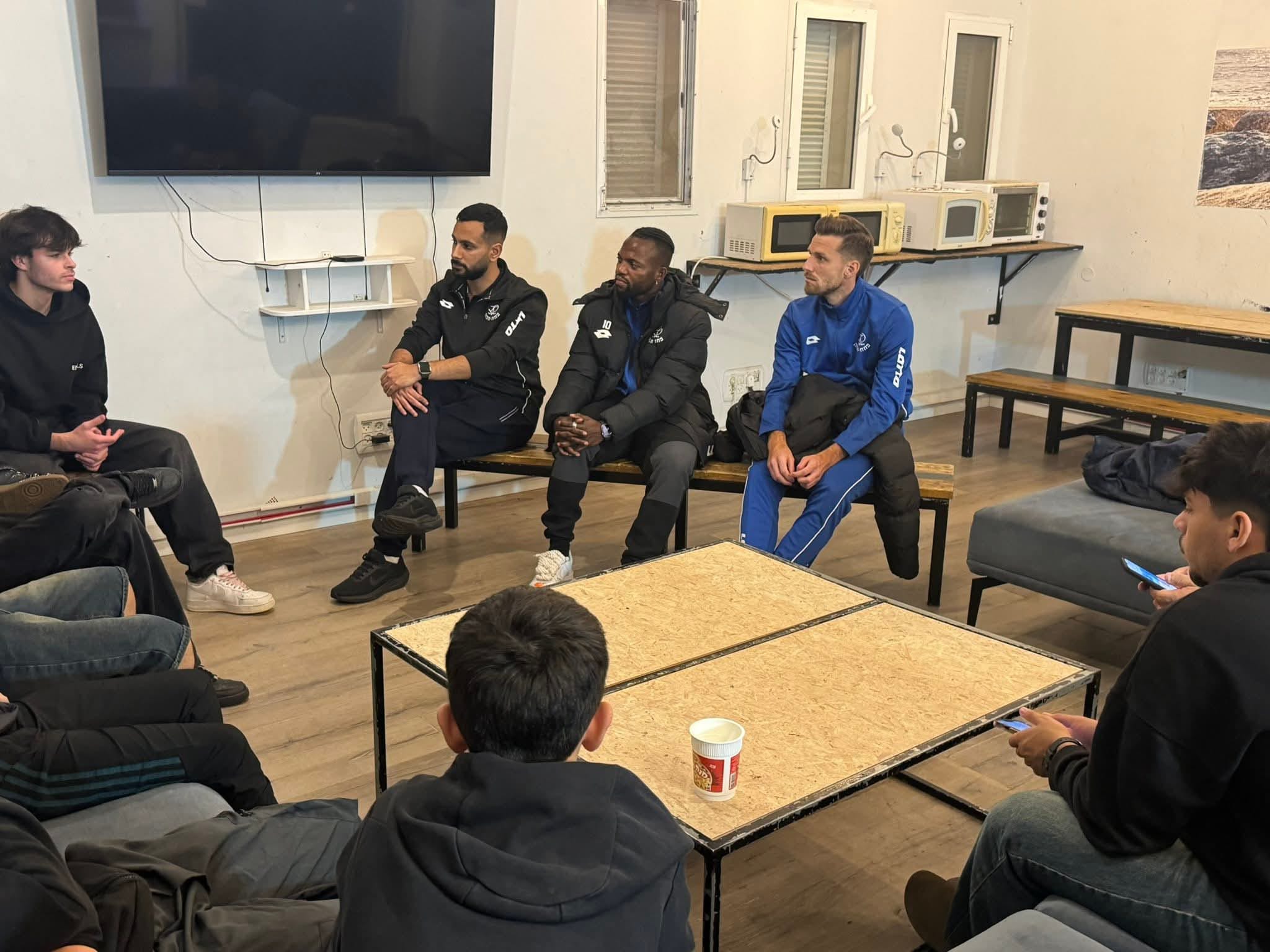 מפגש מרגש. צילום: דף הפייסבוק הרשמי של הפועל פתח תקווה.